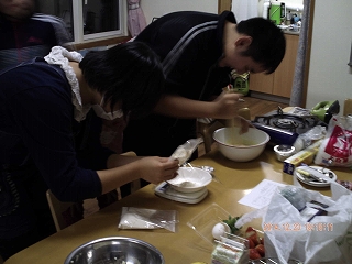 最初にホットケーキミックスと豆腐で土台をつくりました。